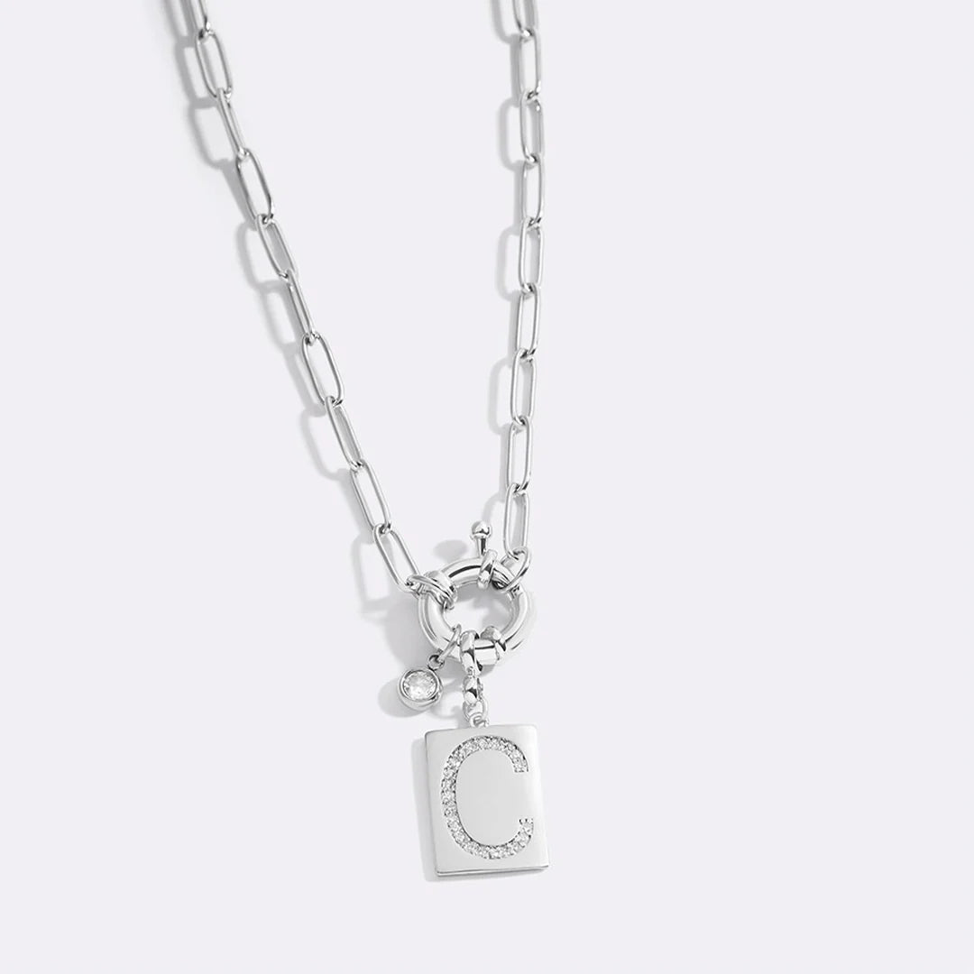 Collier avec pendentif initial pavé et chaîne trombone